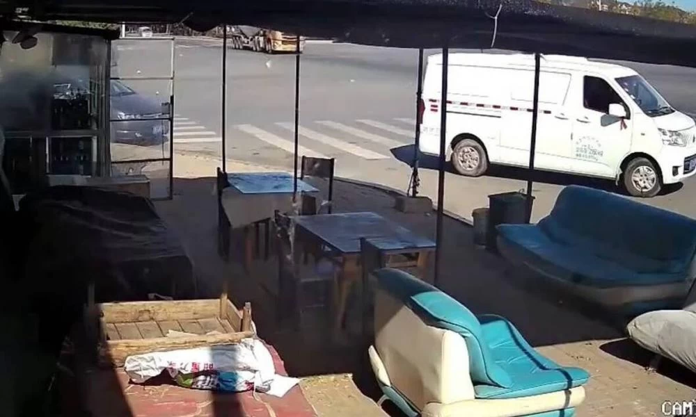 Σοκαριστικό τροχαίο: Νταλίκα ισοπέδωσε βαν (βίντεο)